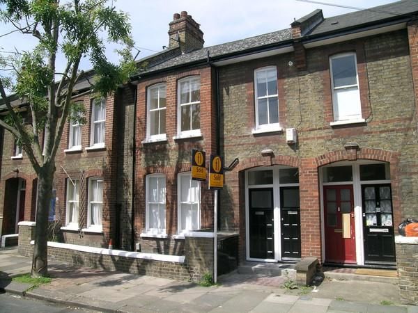 2 bed flat to rent in Tennyson Street, London SW8, £2,200 pcm