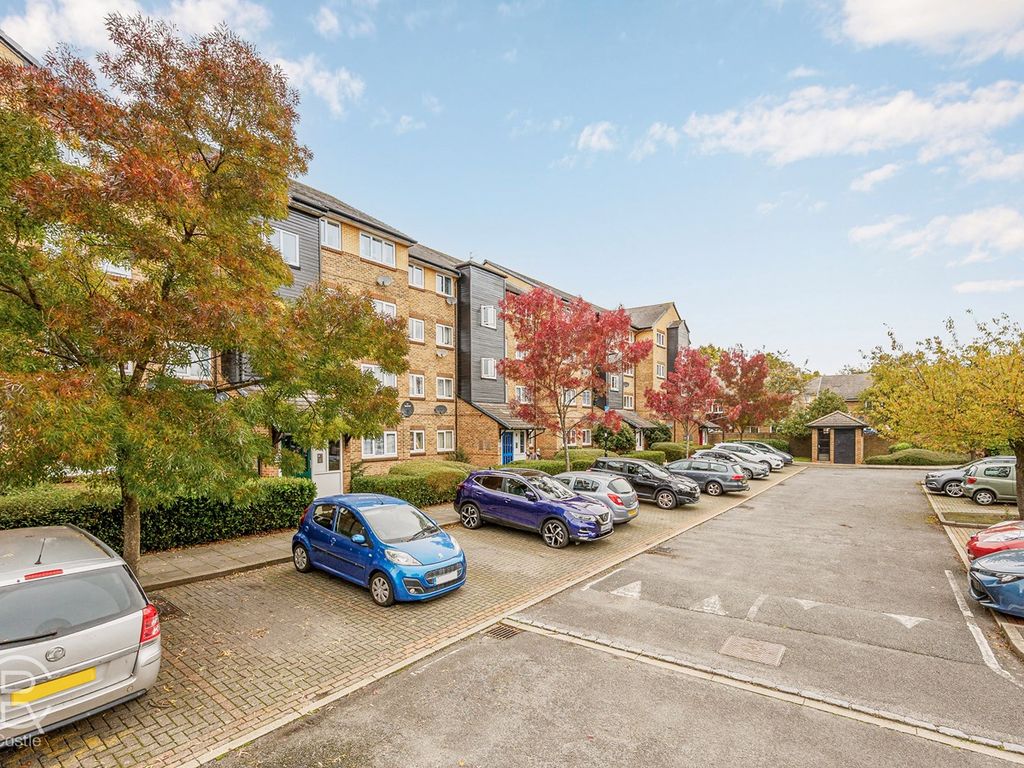 1 bed flat for sale in Cubitt Square, Southall UB2, £242,500