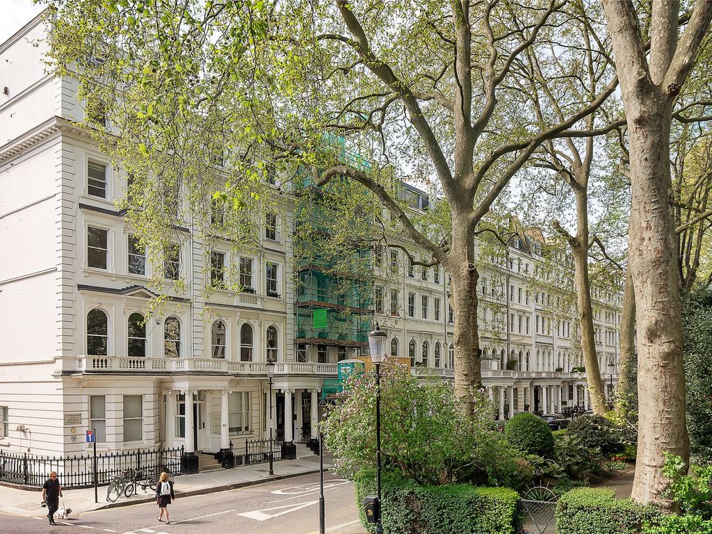 3 bed flat for sale in Cornwall Gardens, London SW7, £1,380,000
