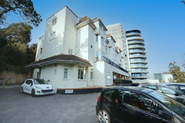 2 bed flat to rent in Carlton Mount, Bournemouth BH2, £1,600 pcm