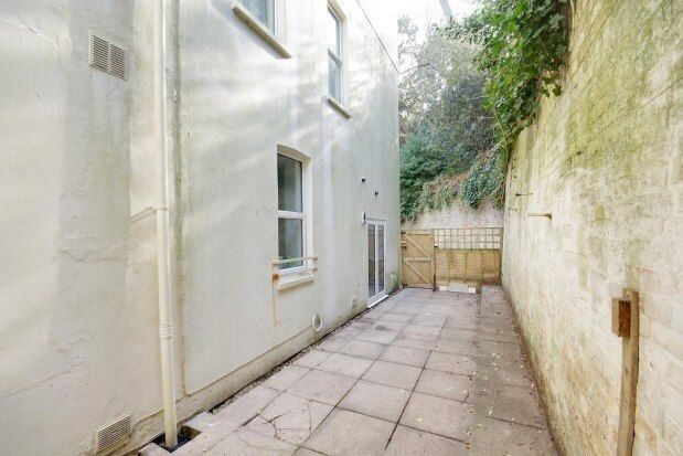 2 bed flat to rent in Carlton Mount, Bournemouth BH2, £1,600 pcm