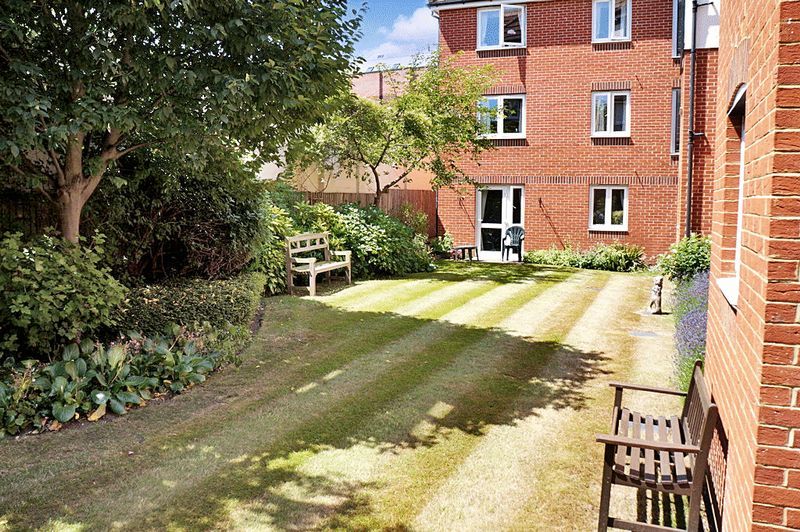 1 bed flat for sale in Priory Court, Reading RG4, £100,000