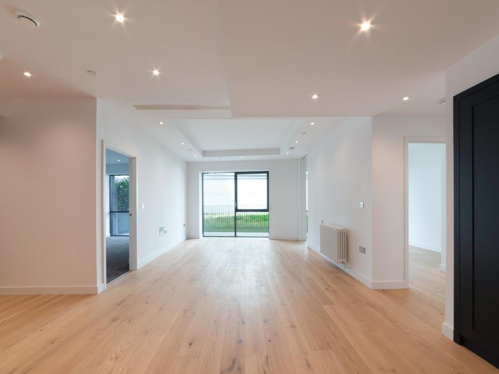 3 bed flat for sale in Echo House, London City Island, London E14, £850,000