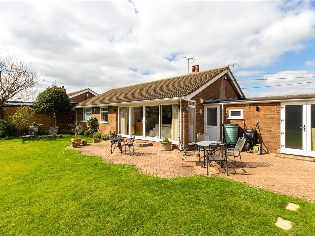3 bed bungalow for sale in Dovehouse Lane, Kensworth, Dunstable, Bedfordshire LU6, £625,000