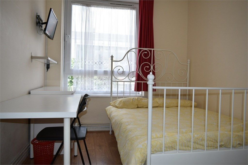 Room to rent in Devas Street, London E3, £823 pcm