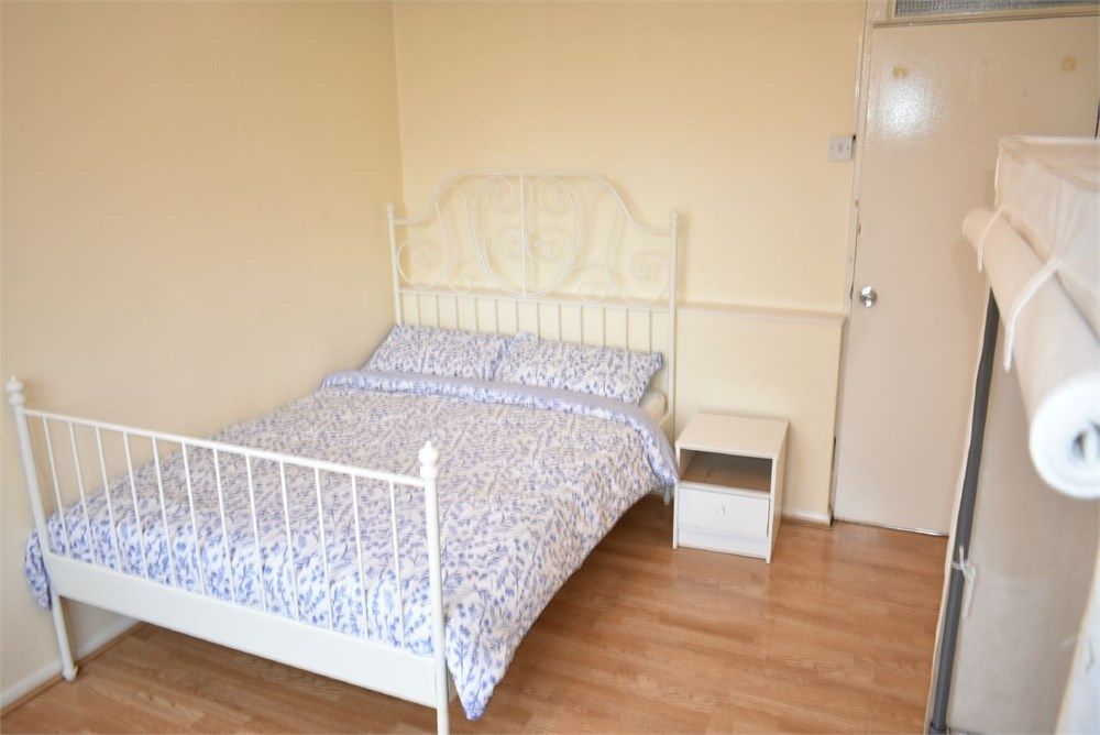 Room to rent in Zetland Street, London E14, £867 pcm