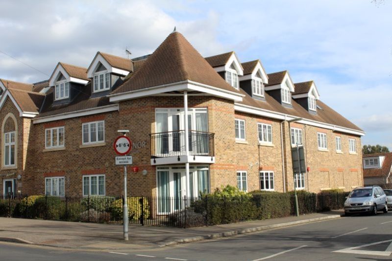 1 bed flat to rent in Manor Court, Thorpe Road, Staines-Upon-Thames, Surrey TW18, £1,100 pcm