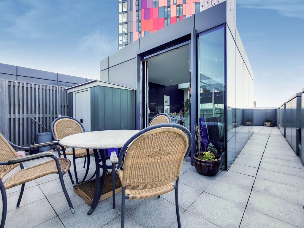 3 bed flat for sale in Saffron Central Square, Central Croydon, Croydon CR0, £575,000