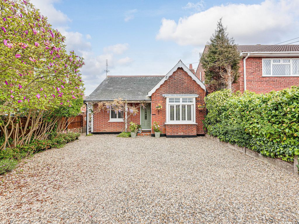 3 bed detached house for sale in Ashingdon Road, Rochford SS4, £450,000
