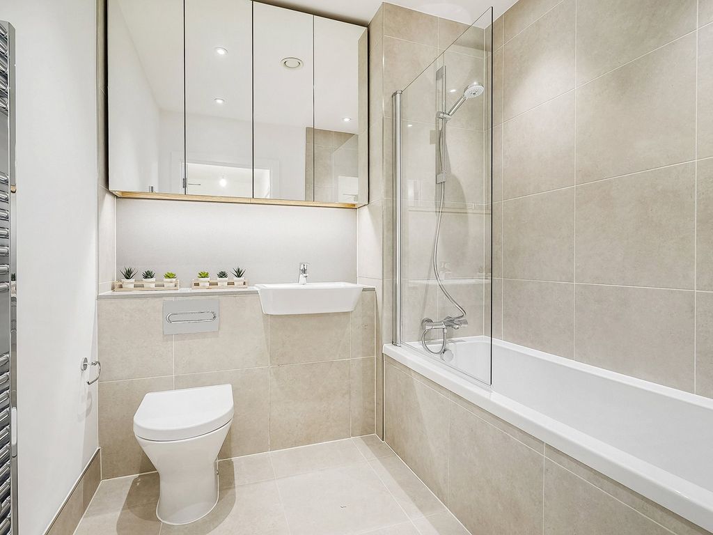 2 bed flat for sale in Arniston Way, Blackwall Reach E14, £675,000