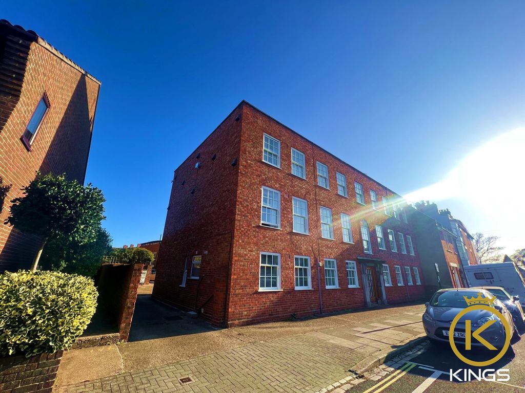 2 bed flat to rent in Penny Street, Portsmouth PO1, £1,475 pcm