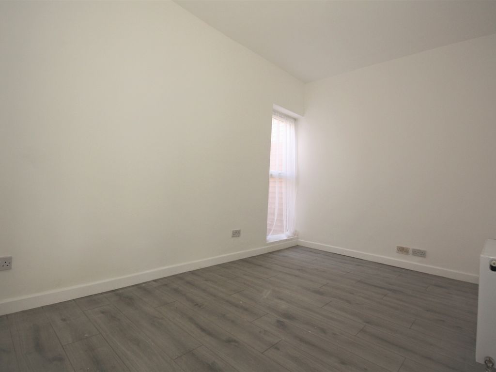 2 bed flat for sale in Arngask Road, London SE6, £400,000