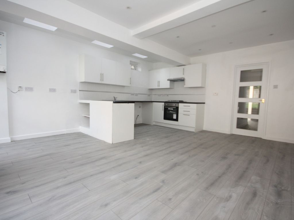 2 bed flat for sale in Arngask Road, London SE6, £400,000