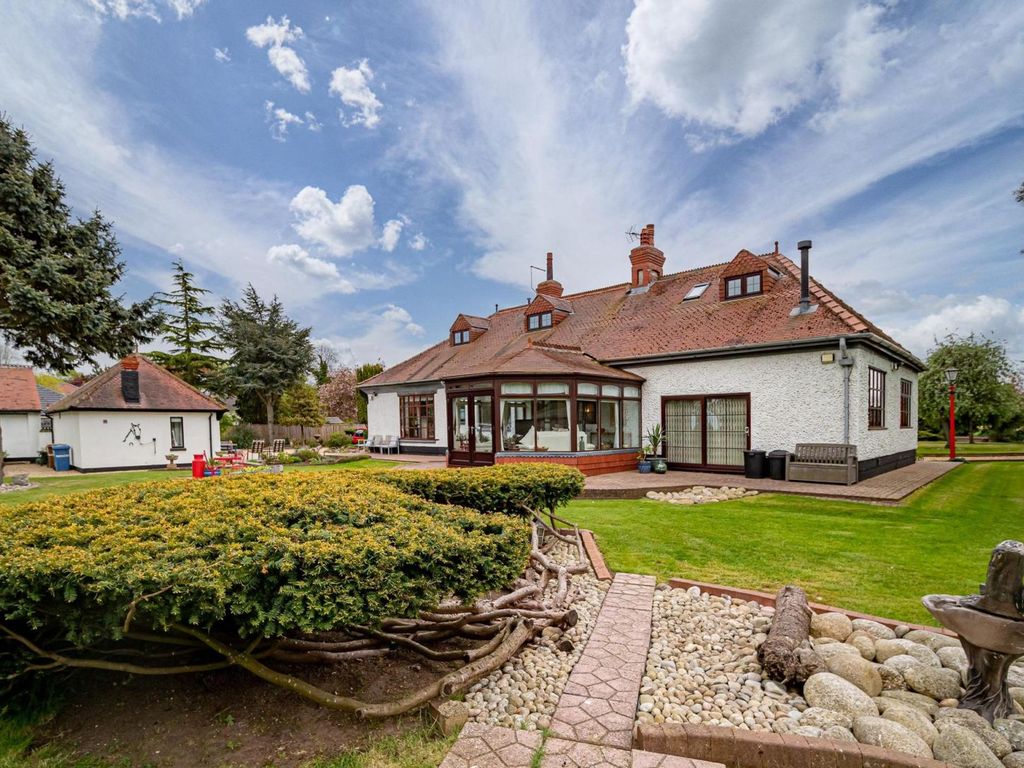 4 bed detached house for sale in Main Road, Camerton HU12, £900,000