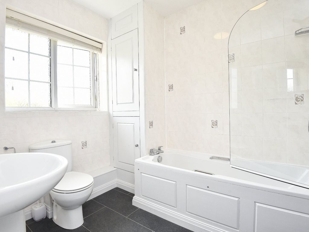 4 bed detached house for sale in Rossett Beck, Harrogate HG2, £775,000