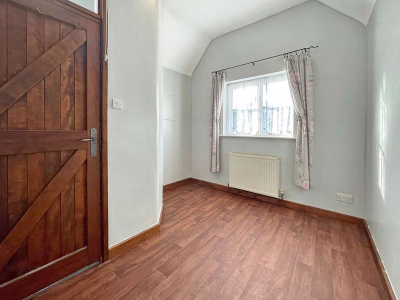 2 bed flat for sale in The Broadway, Amersham HP7, £350,000
