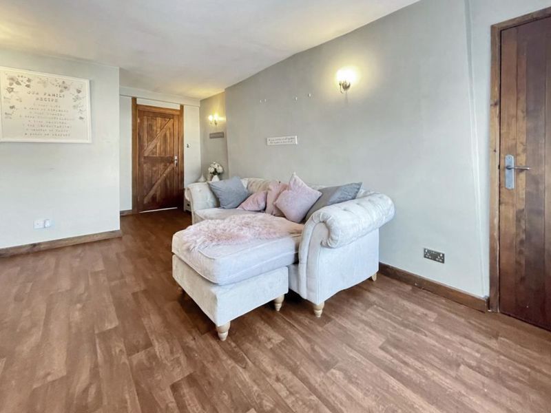 2 bed flat for sale in The Broadway, Amersham HP7, £350,000