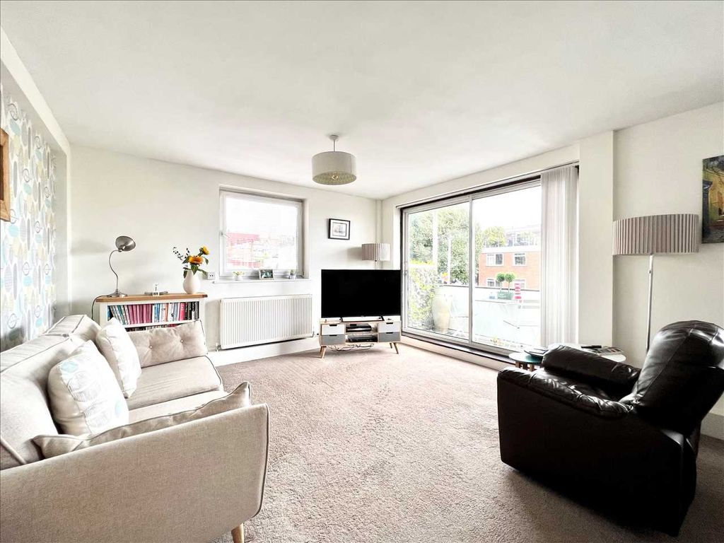 2 bed flat for sale in Grand Court West, Leigh On Sea, Essex SS9, £350,000