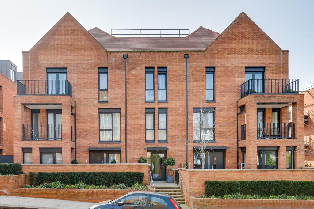 2 bed flat for sale in Boyd House, Kidderpore Green, Hampstead NW3, £925,000