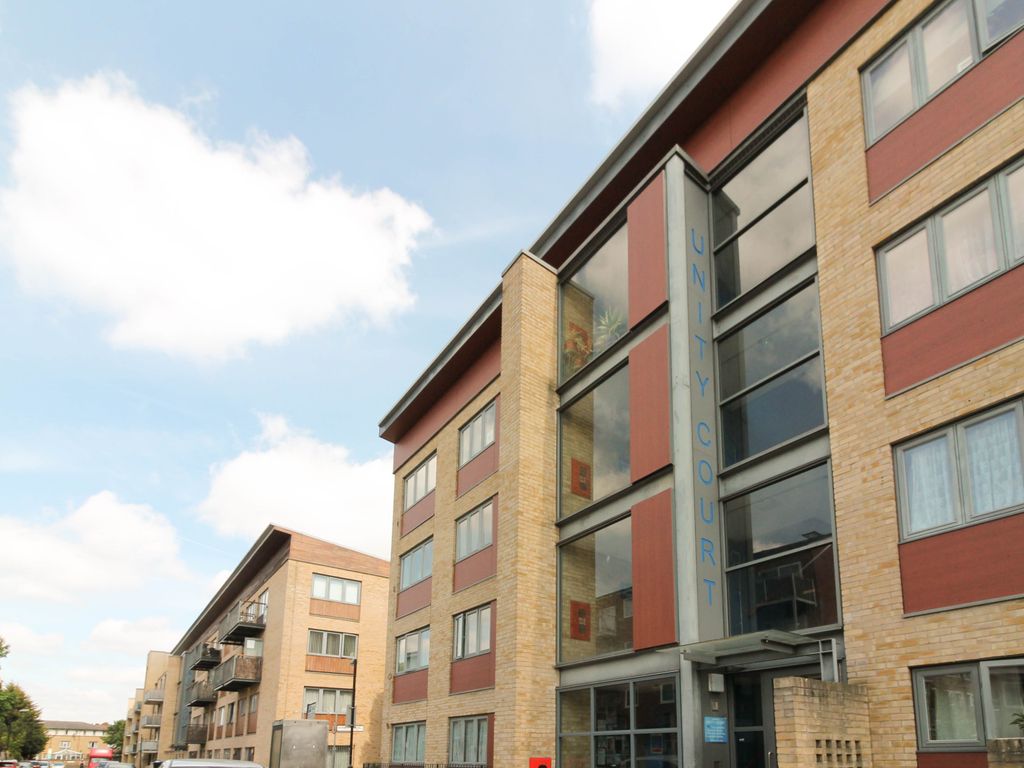 2 bed flat for sale in Fortune Place, London SE1, £355,000