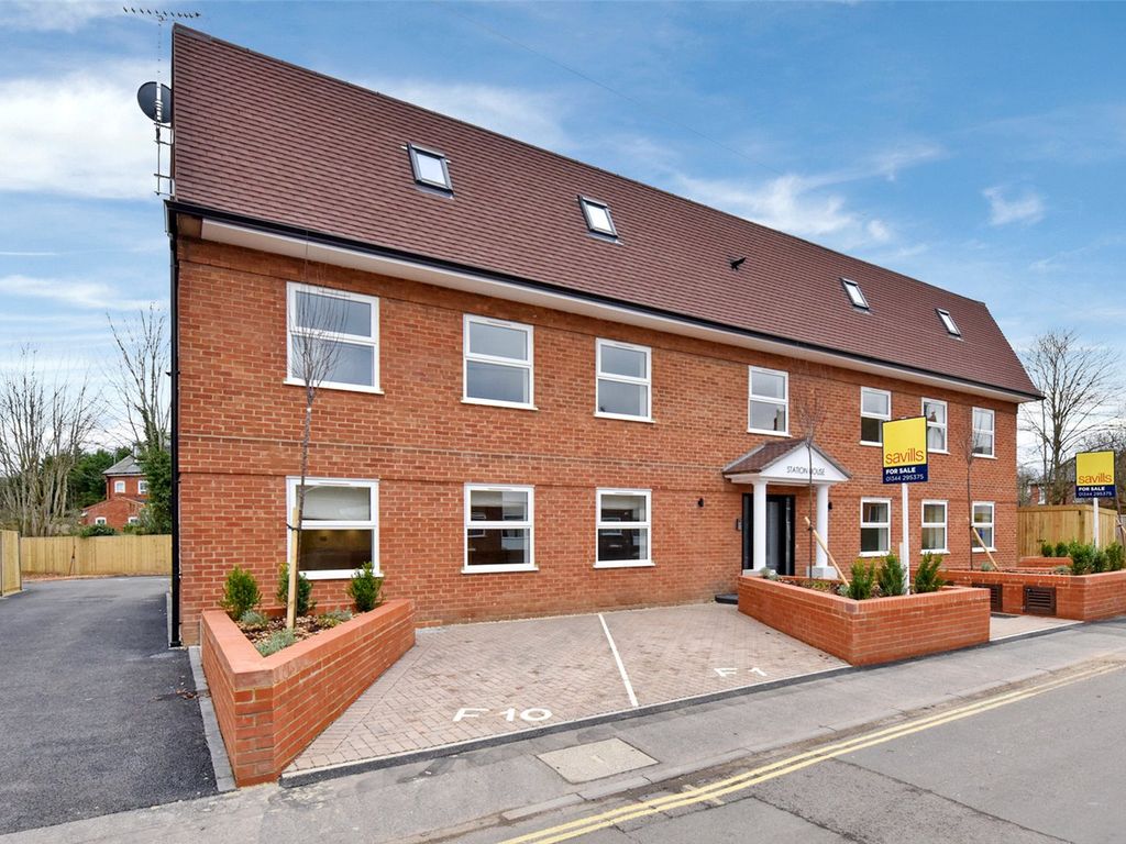 2 bed flat to rent in Station House, Station Road, Marlow, Buckinghamshire SL7, £1,550 pcm