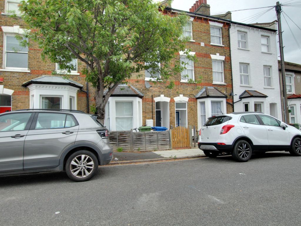 3 bed flat to rent in Thompson Road, London SE22, £2,100 pcm