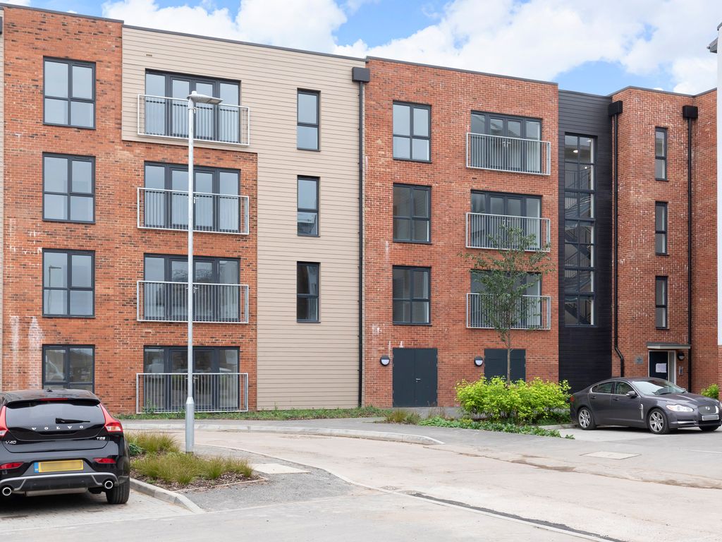 2 bed flat to rent in Hobbs Way, Gloucester GL2, £1,200 pcm