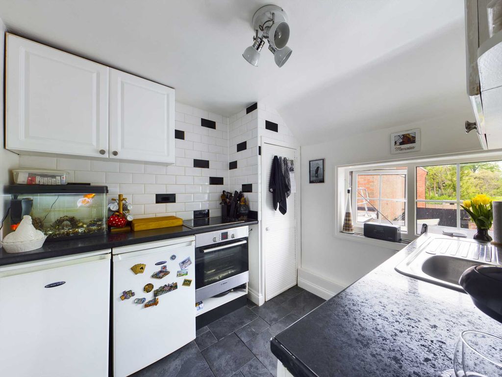 2 bed flat for sale in Duke Street, Princes Risborough HP27, £225,000