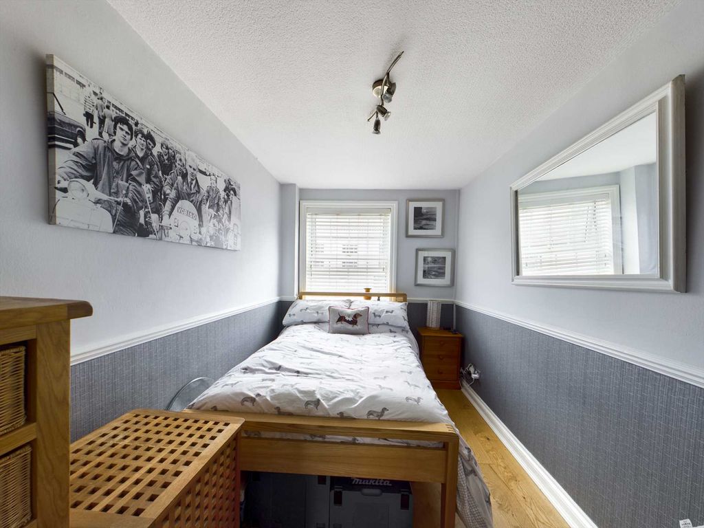 2 bed flat for sale in Duke Street, Princes Risborough HP27, £225,000