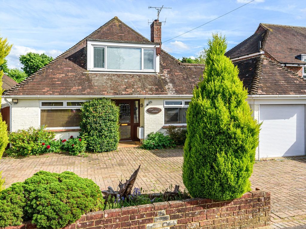 3 bed detached house for sale in St. Nicolas Close, Cranleigh GU6, £750,000