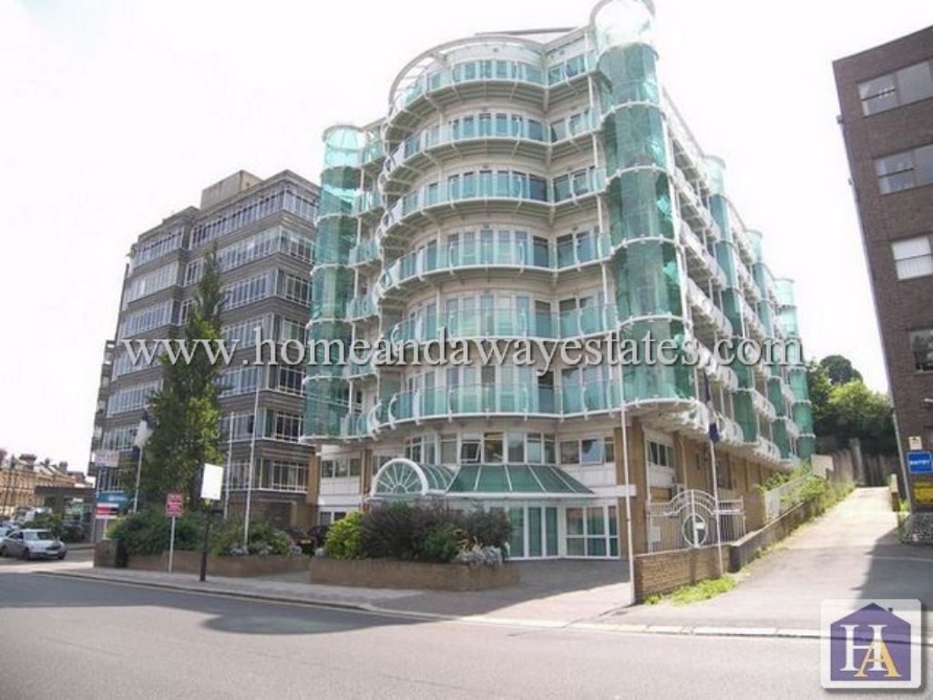 2 bed flat for sale in Station Road, New Barnet EN5, £400,000