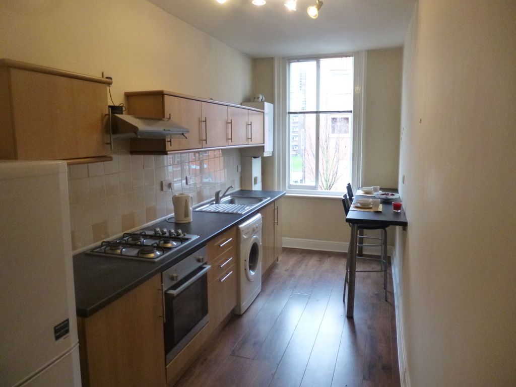 2 bed flat to rent in Bromley High Street, London E3, £1,850 pcm