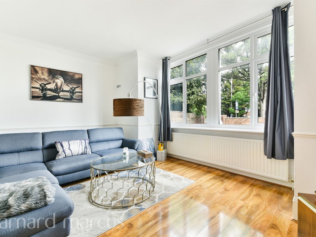 2 bed flat for sale in Ellesmere Road, London W4, £650,000