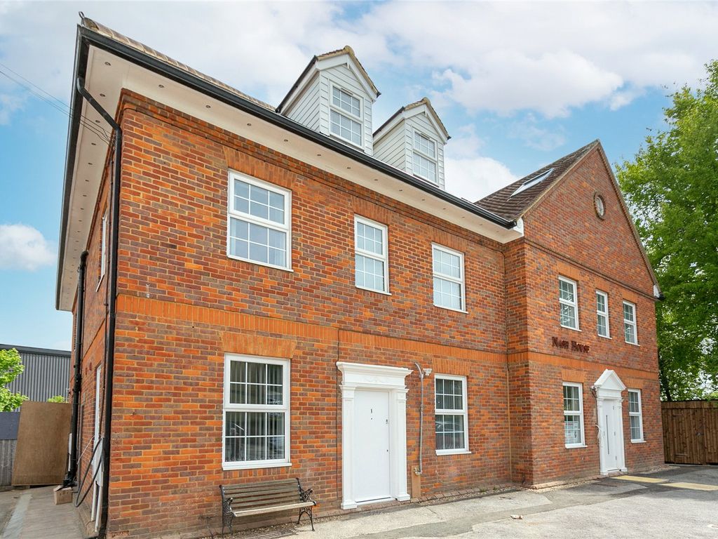 1 bed flat to rent in London Road, Hemel Hempstead, Hertfordshire HP3, £1,125 pcm