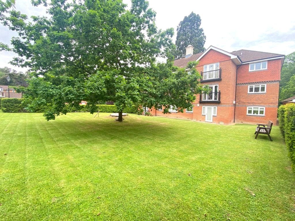 2 bed flat to rent in Masefield Gardens, Crowthorne, Berkshire RG45, £1,250 pcm