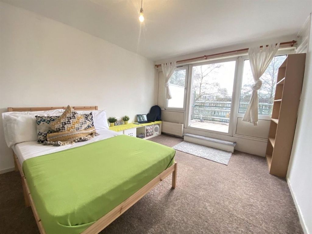 4 bed flat for sale in Grafton Road, London NW5, £500,000