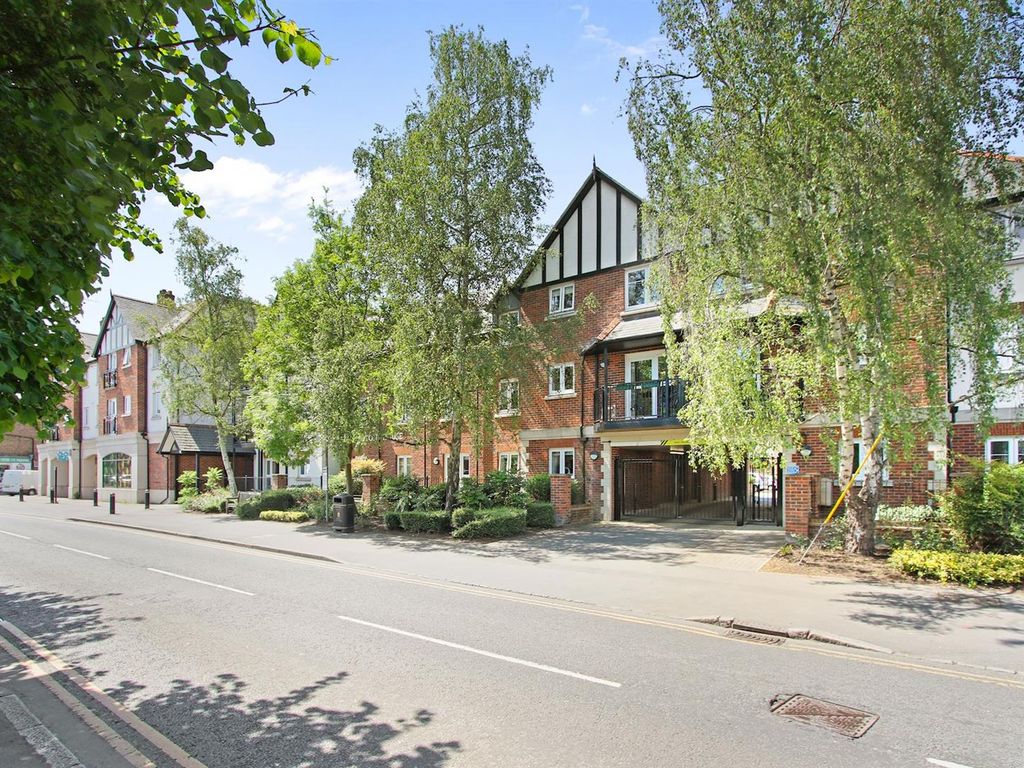 1 bed flat for sale in Marlow Road, Bourne End SL8, £399,950