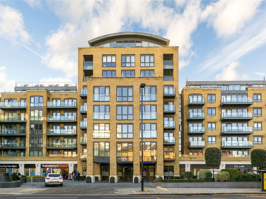 2 bed flat for sale in Kew Bridge Road, Brentford TW8, £635,000