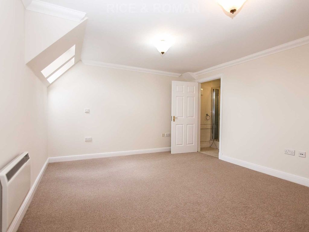 2 bed flat to rent in Bridge Street, Walton On Thames KT12, £1,400 pcm