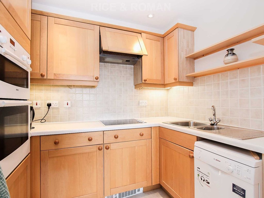 2 bed flat to rent in Bridge Street, Walton On Thames KT12, £1,400 pcm
