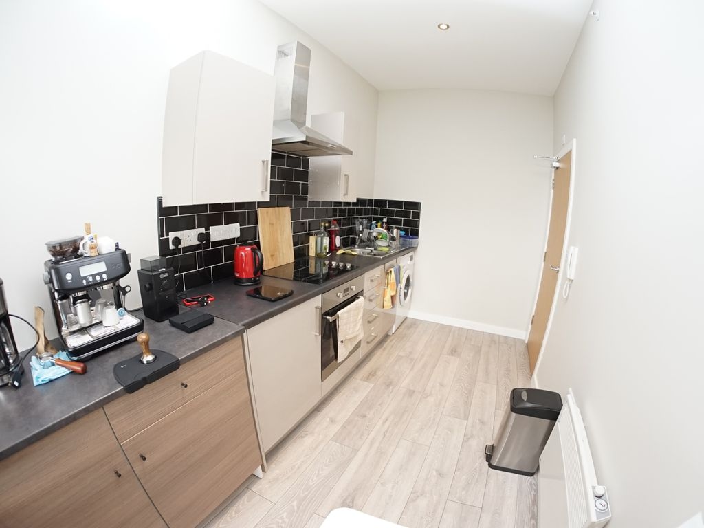 1 bed flat to rent in City Exchange, 61 Hall Ings, Bradford, Yorkshire BD1, £595 pcm