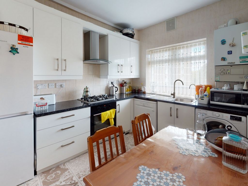 2 bed flat for sale in Bracklyn Court, Wimbourne Street, Shoreditch N1, £445,000