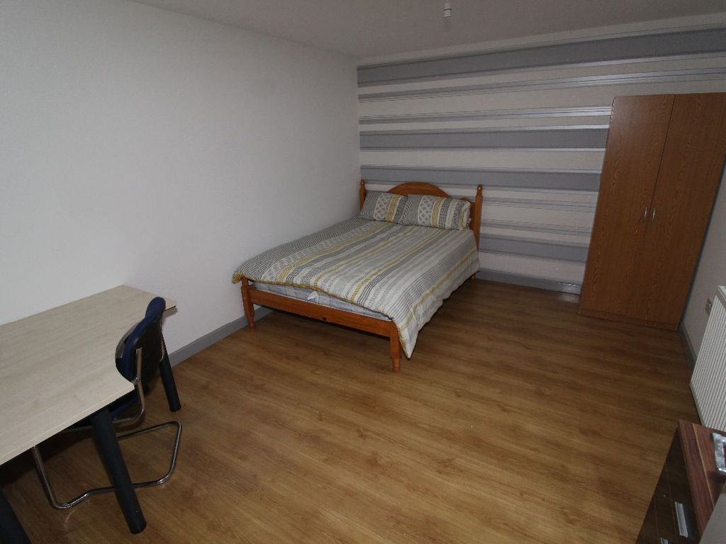 2 bed flat to rent in Christ Church Street, Preston PR1, £520 pppm