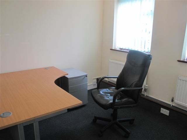 Office to let in Waltham Cross, Waltham Cross EN8, £7,200 pa