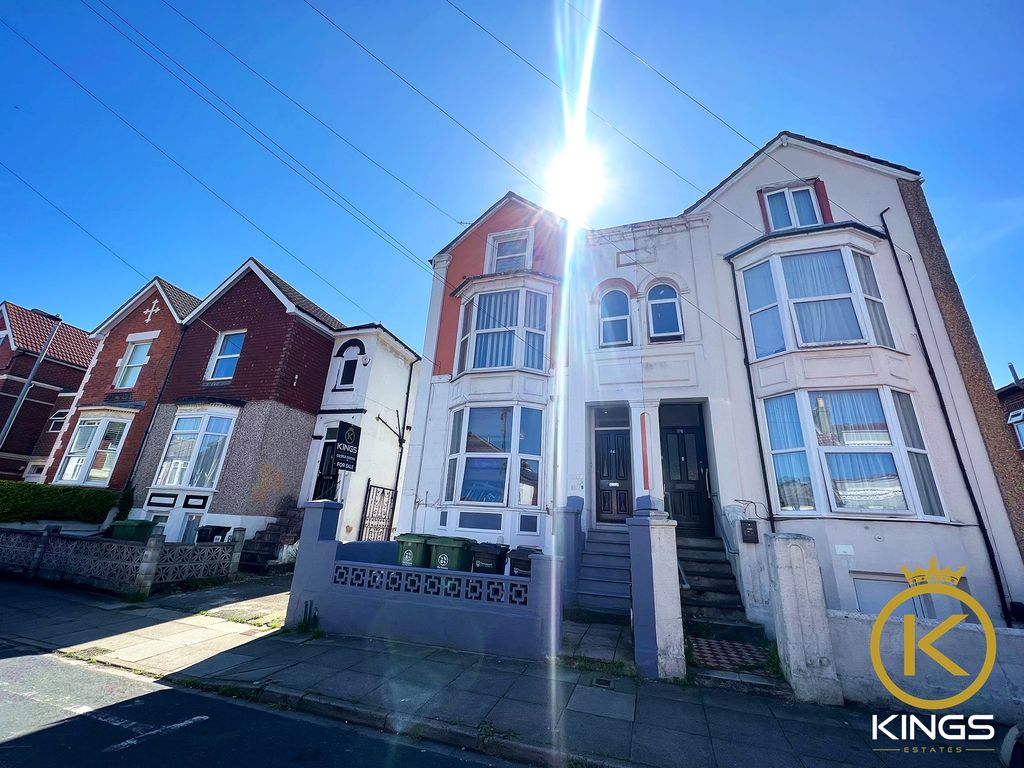 4 bed block of flats for sale in Queens Road, Fratton, Portsmouth PO2, £425,000