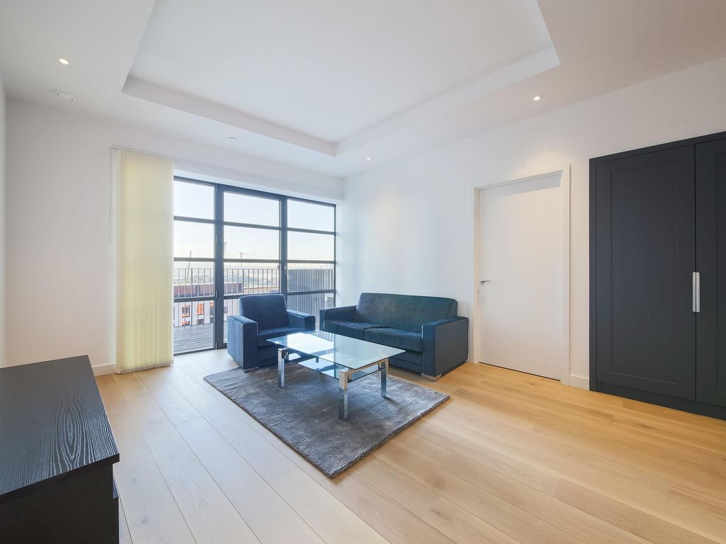 1 bed flat for sale in Kent Building, London City Island, London E14, £480,000