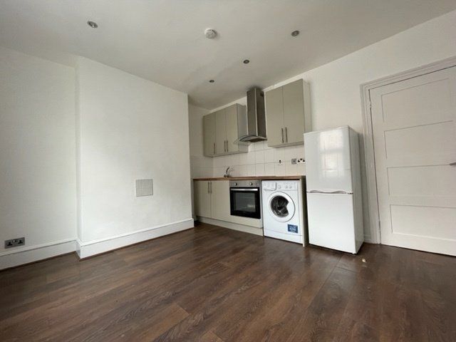1 bed flat to rent in New Cross Road, London SE14, £1,250 pcm