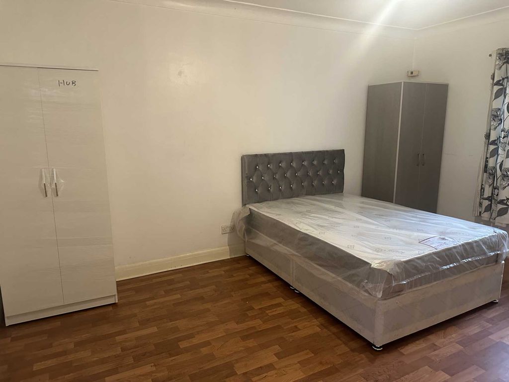 Room to rent in Old Oak Road, Acton W3, £900 pcm