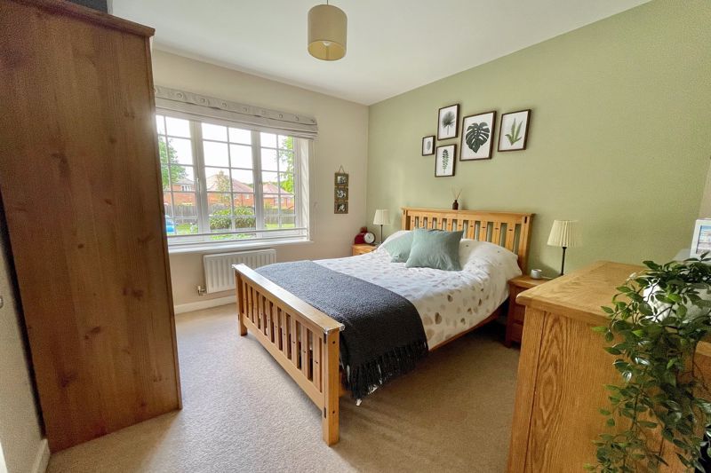 2 bed flat for sale in Wroughton Road, Halton Camp, Aylesbury HP22, £260,000
