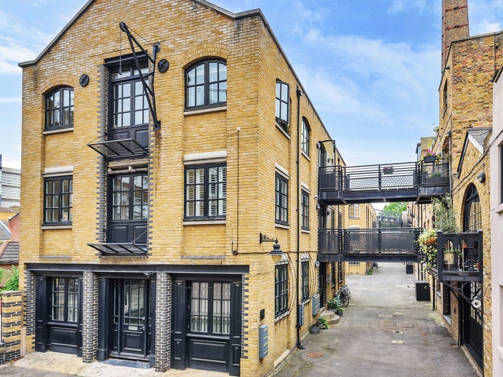 1 bed flat for sale in Tower Bridge Road, London SE1, £600,000